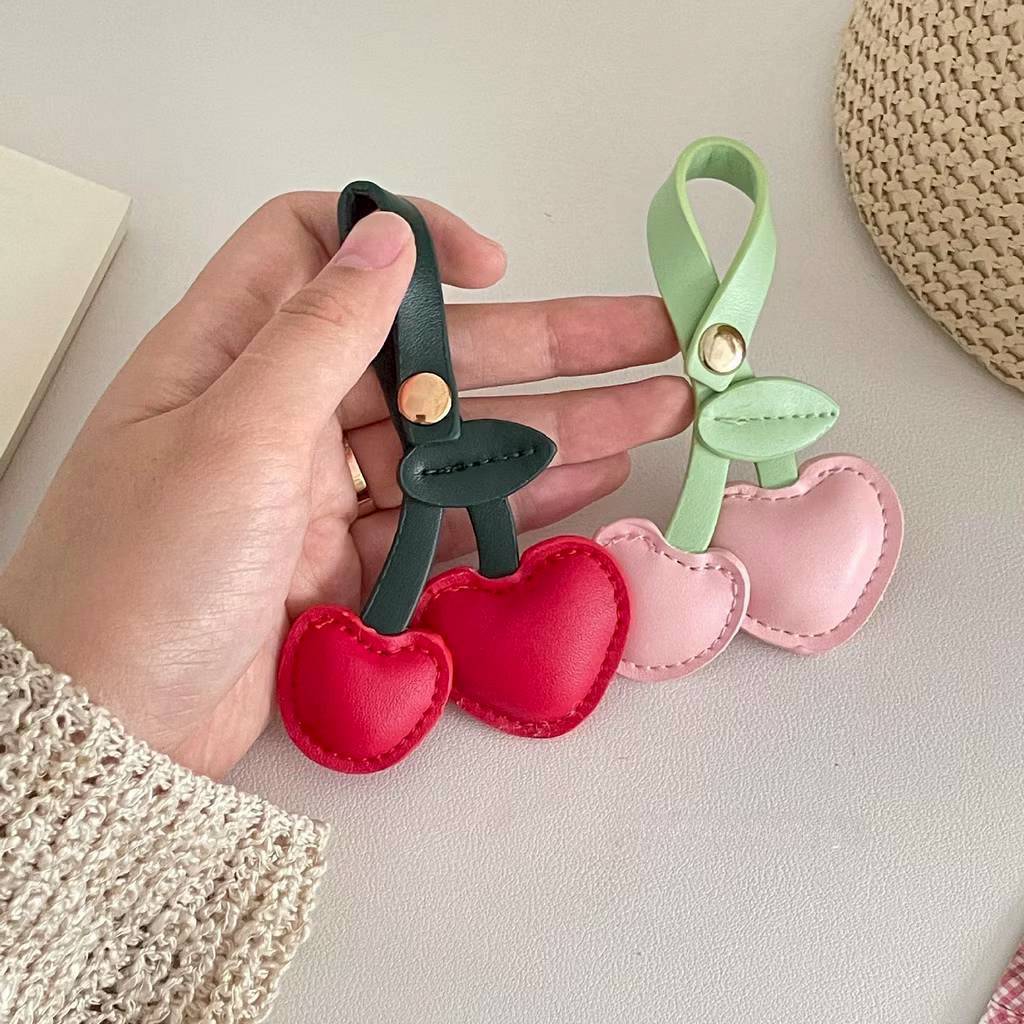 ส่งด่วน GUCSELECTED(B2471) พวงกุญแจ จี้ตุ๊กตาเชอร์รี่หัวใจสีแดง หนังพียูสําหรับห้อยกระเป๋า - รูปที่ 5
