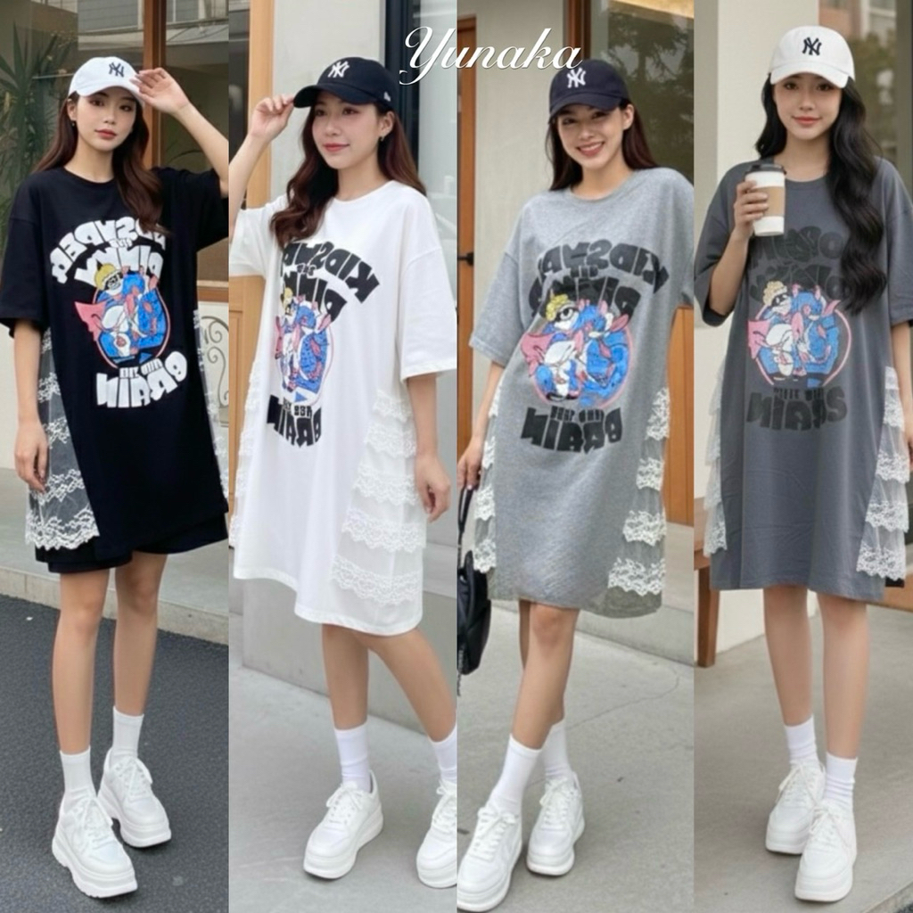 เดรสคอกลมแขนสั้น ทรงปล่อย เพิ่มดีเทลแต่งลูกไม้ฉลุที่ข้างชุดและสกรีนลายเกร๊ๆ
