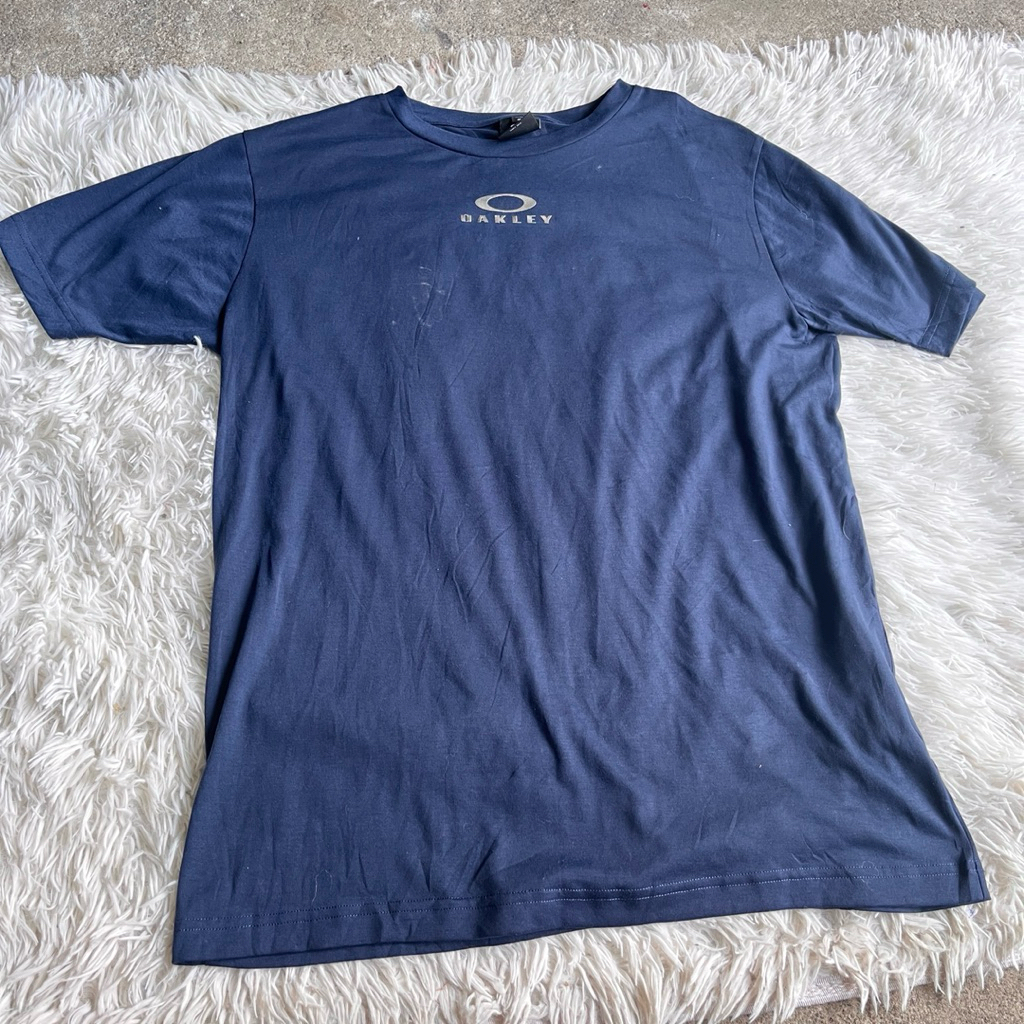 เสื้อยืดoakleyสีกรม ป้ายติด ไซส์ M ของแท้ 100%