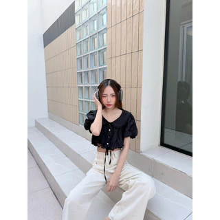 BY IRA (00016)Lokasunder Top เสื้อครอปแขนตุ๊กตา ครอปลูกไม้ คอบัว แต่งดกระดุมน่ารักๆ ชายเสื้อแต่งลูกไม้