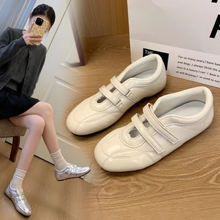 รองเท้าผ้าใบแบบแมรีเจนทรงแฟลตสไตล์ใหม่ ได้แรงบันดาลใจจากรองเท้าบัลเล่ต์ เหมาะสำหรับใส่เล่นกีฬาหรือใส่ลำลอง