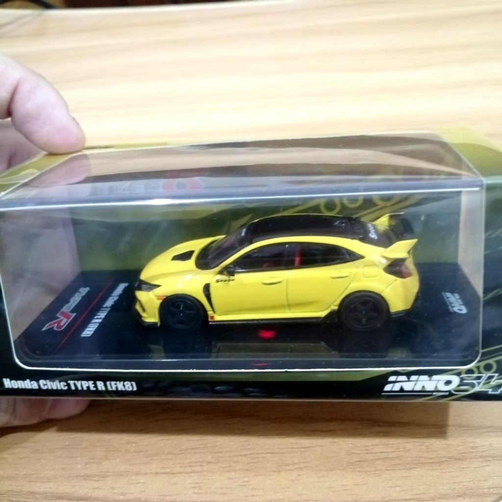 1/64 Inno64​ Spoon Honda​ Civic​ Type​ R​ (FK8)​