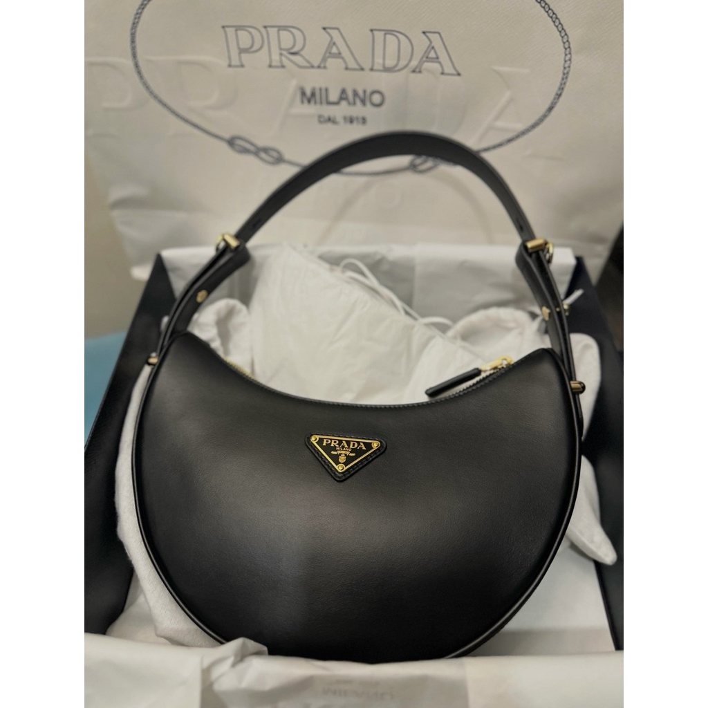 กระเป๋า Prada สะพายไหล่