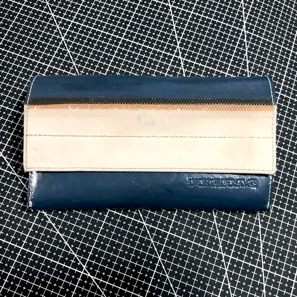 พร้อมส่ง - กระเป๋าสตางค์ - Freitag F59 Samantha / สี ขาว น้ำเงิน ตะขาบ / ผ้า Blue Planzer - RARE / ส