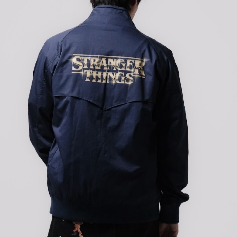 era-won เสื้อแจ็คเก็ต รุ่น HARINGTON JACKET x STRANGER THINGS สี Navy Q