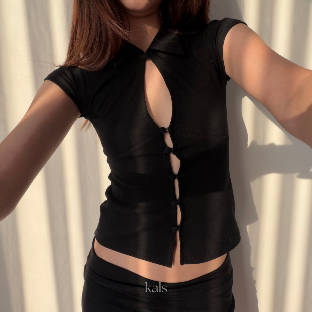 Kals Clara Top: รีวิวเสื้อเข้ารูปดีเทลกระดุมหน้าเว้า แมทช์ง่ายหลายสไตล์