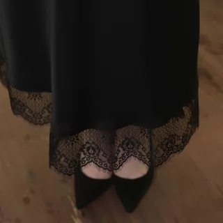 MAVE กระโปรง รุ่น Muse satin skirt สี Black,White
