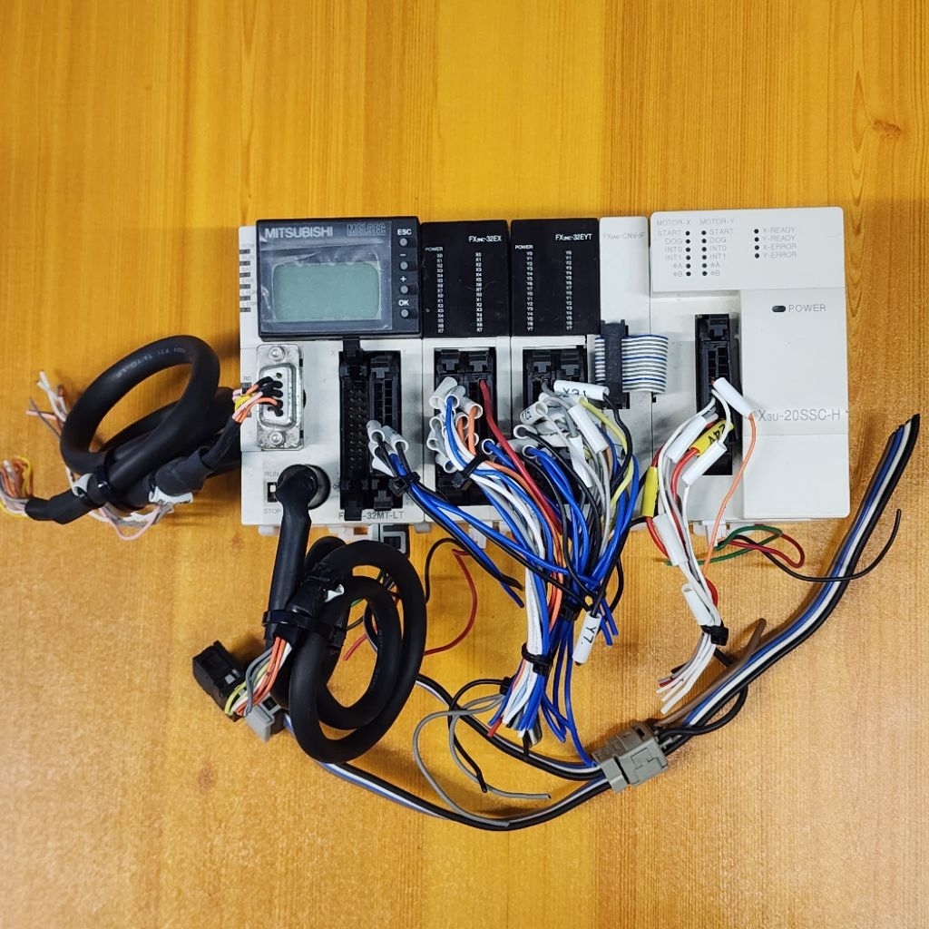 Mitsubishi PLC FX3UC-32MT-LT + FX2NC-32EX + FX2NC-32EYT + FX2NC-CNV-IF + FX3U-20SSC-H PLC มือสอง