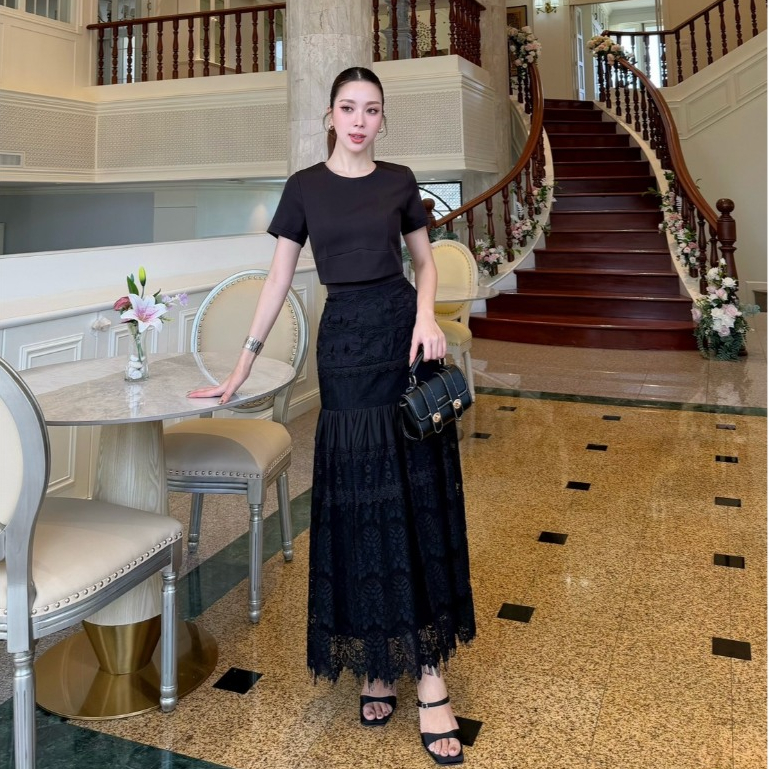 ABIGAIL Setเสื้อแขนสั้นสีดำ คอกลม
