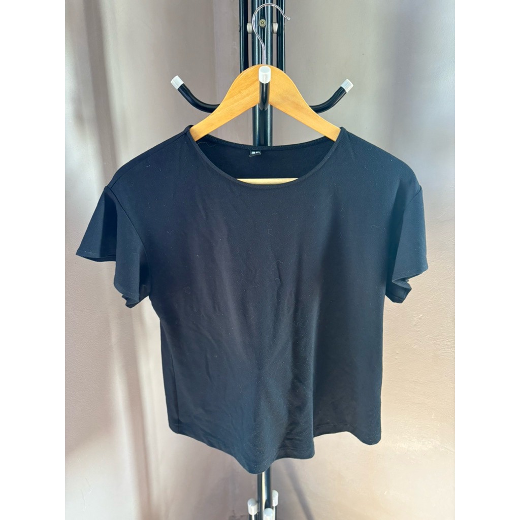 เสื้อยืด uniqlo สีดำ