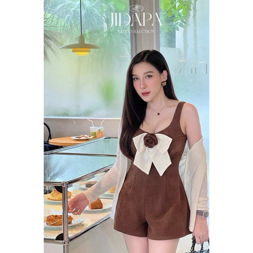 เซ็ตจั๊มสูทงานตัด งานตามหาสุดปังทำจากผ้ากำมะหยี่ มาพร้อมกับเสื้อคลุมและเข็มกลัด(สามารถถอดออกได้) งาน