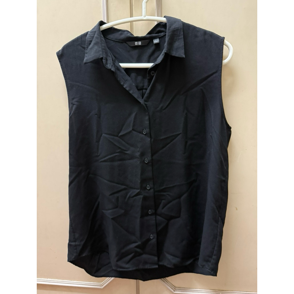 [used] Uniqlo เสื้อเชิ้ตแขนกุดสีดำ sizeM