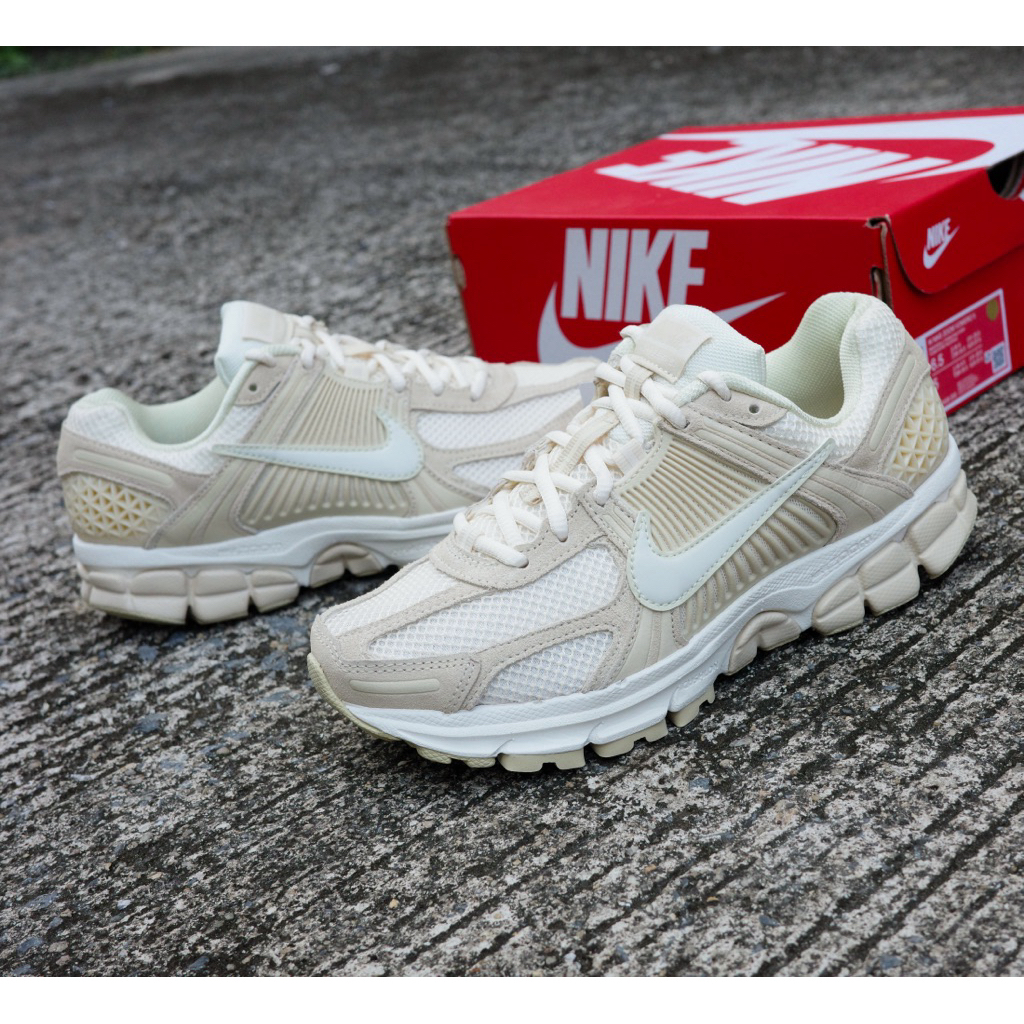 🔥ลดเพิ่ม 20% ทักแชท🔥 Wmns Nike Zoom Vomero 5 "Beach" HQ0458-200 การันตี ของเเท้ 100% รองเท้าลำลอง รองเท้าเเฟชั่น