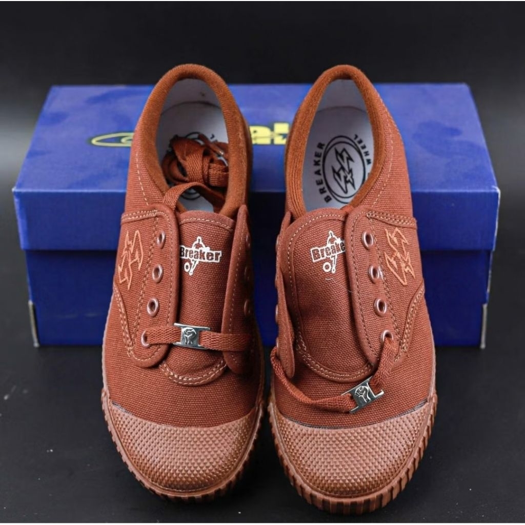 เบรกเกอร์Breakerรองเท้าผ้าใบนักเรียนชายใส่ครั้งเดียวsize42