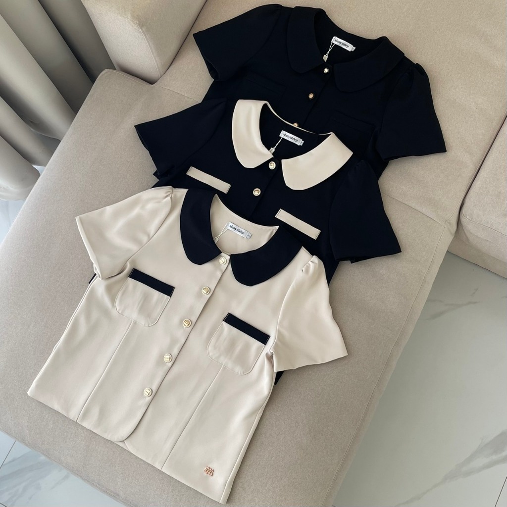 SISSY : เสื้อแขนสั้นคอบัว ปกทูโทน (S–XXL) ปักอะไหล่โลโก้ ผ้านุ่มลื่นใส่สบาย ดีไซน์เรียบหรู