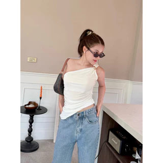 M07- เสื้อสายเดี่ยวไหล่เฉียงอะไหล่ทองรุ่น Rose Ring Top – ทรงเข้ารูป ผ้าเนียน ไม่บาง