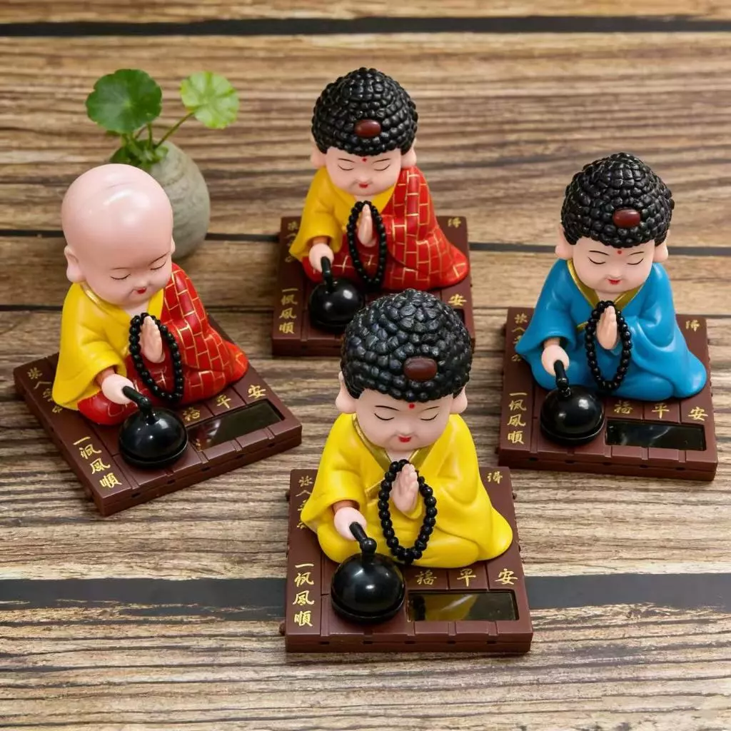อุปกรณ์ตกแต่งภายในรถยนต์ เณรน้อย นั่งสวดมนต์ พลังงานแสงอาทิตย์ เสริมดวง การงาน การเงิน ค้าขาย