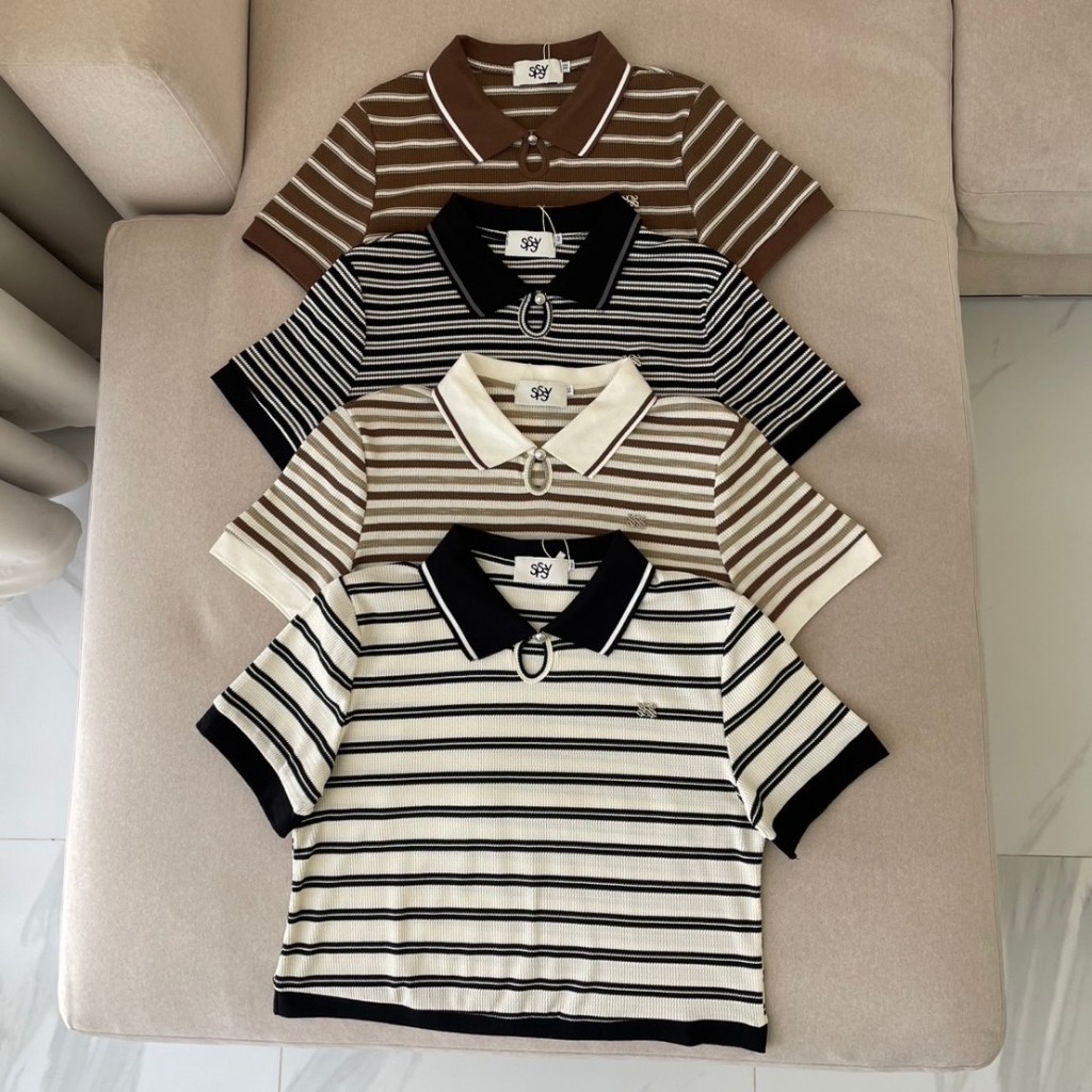 SISSY : เสื้อแขนสั้น คอปกหยดน้ำ ( XS-XXL ) แต่งโลโก้อะไหล่เงิน ดีไซน์น่ารัก ผ้านุ่มยืดหยุ่น