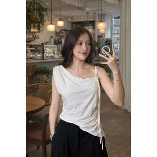 M06- เสื้อสายเดี่ยวเฉียงไหล่ ปรับสายได้ ผ้านุ่ม | ใส่สวย พรางหุ่น ลุคแพง