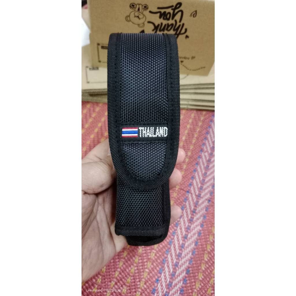 ซองใส่ไฟฉายเล็กขนากพกพา ด้านหลังมีสายสำหรับสอดเข็มขัดได้