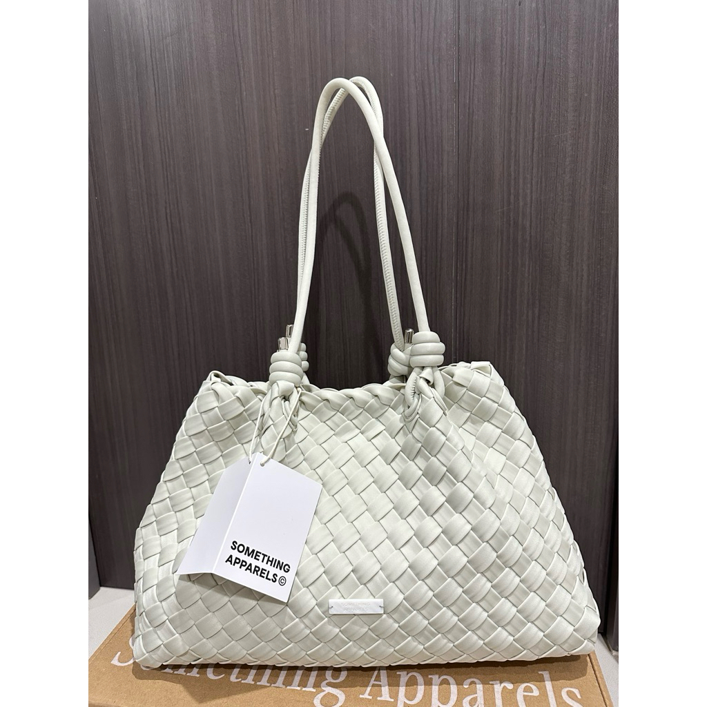 ส่งต่อ*ใหม่มาก*กระเป๋า something apparels Jardin bag สี Sage