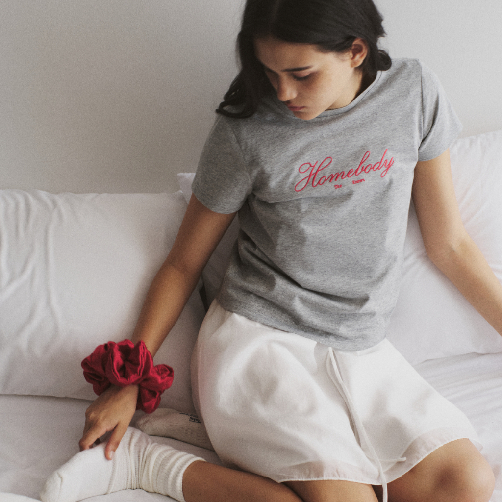 She Knows - Homebody Slim Fit T-Shirt เสื้อยืดผ้าออร์แกนิคคอตต้อน ผ้ารีไซเคิลคอตต้อน XS-XL