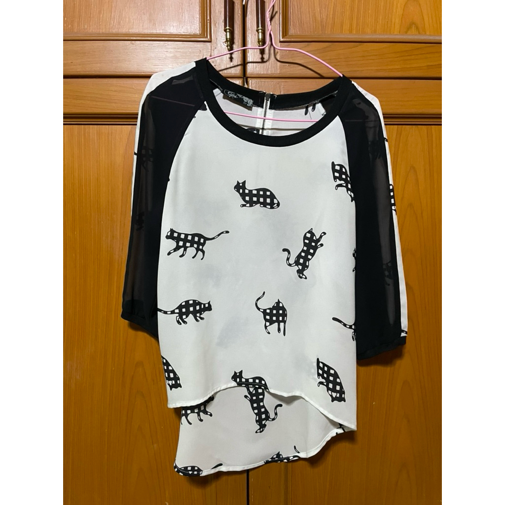 ขายค่ะ 89 บาท  เสื้อ CPS size XS เป็นผ้าของแม่ค้าเองค่ะ แท้ 💯💯💯 สนใจ DM มาได้เลยค่ะ