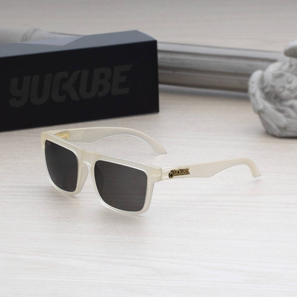 แว่นกันแดด Yuckube Lazor 2015 : กรอบใสขุ่น / เลนส์ดำ