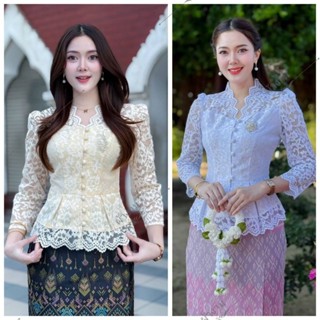 เสื้อลูกไม้รุ่นเอวแตก คอระบายกระดุมหน้า สวยหรูดูแพงมาก ใส่คู…