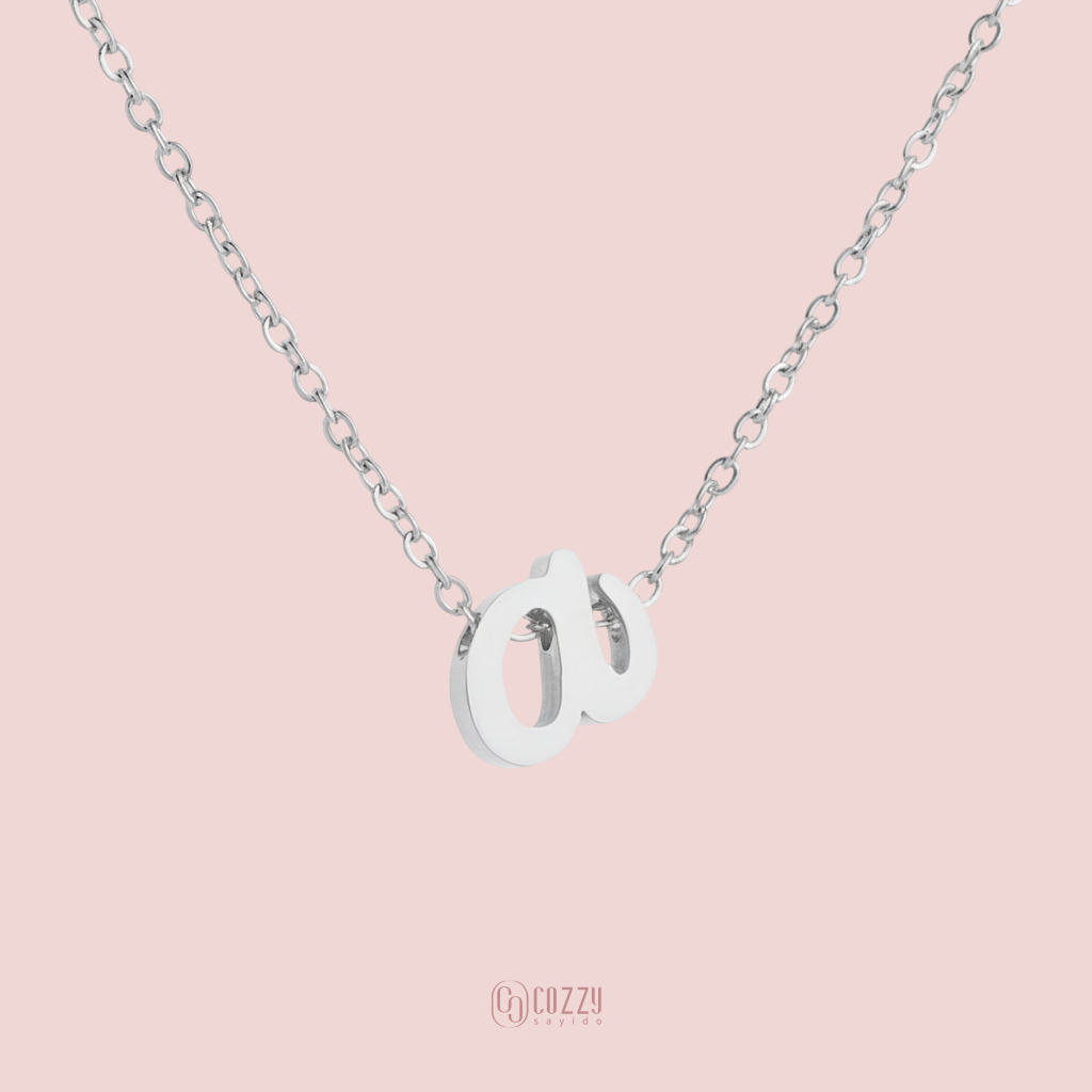 Cozzy Sayido สร้อยคอตัวอักษร สีเงิน ตัวเขียน A-M สแตนเลส เลือกความยาว DIY มินิมอล ไม่ลอกไม่ดำโดนน้ำหอมได้