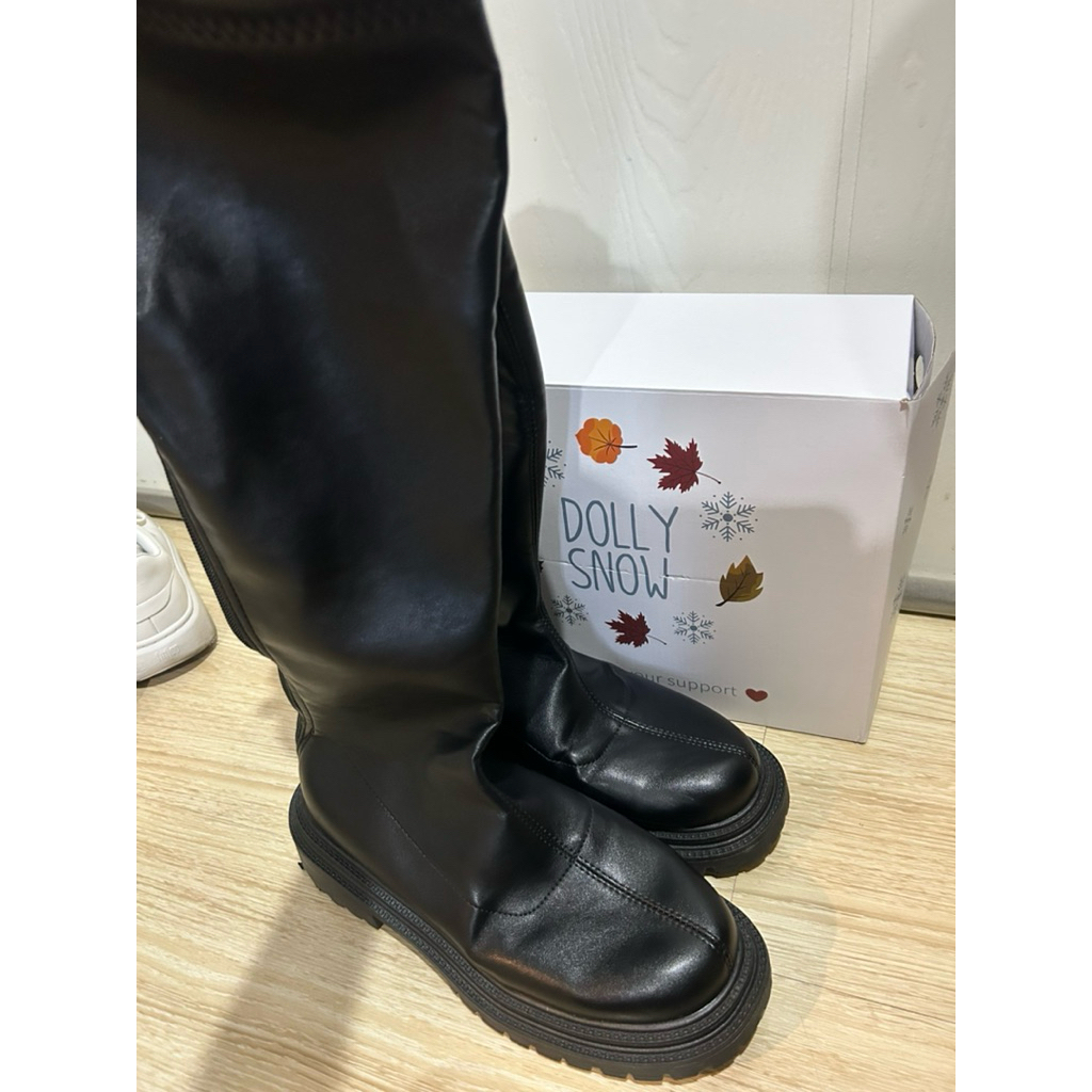 รองเท้าบูทยาวผู้หญิงร้าน Dolly Snow หนัง PU มือสอง! Used like new!