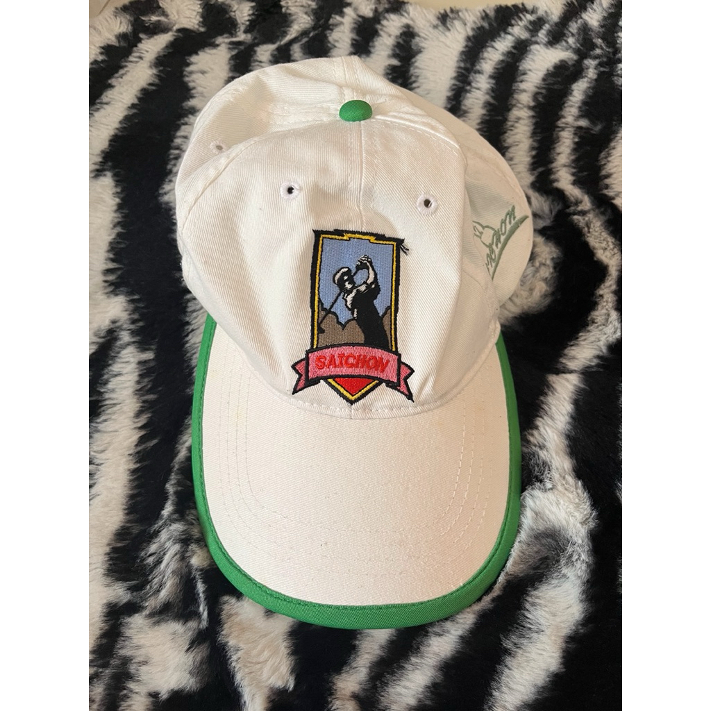 ส่งต่อ สภาพ 90% หมวกแก๊ปแฟชั่น สีขาวขอบเขียว ปักลายตีกอล์ฟ Saichon แฟชั่น กันแดด มือสอง