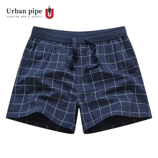 URBAN PIPE กางเกงขาสั้นผู้ชายลำลองรุ่นใหม่ปี 2026 ความยาวเหนือเข่า แบบกลาง สีเรียบ ดีไซน์ทันสมัย เอวยางยืด รหัส 520555