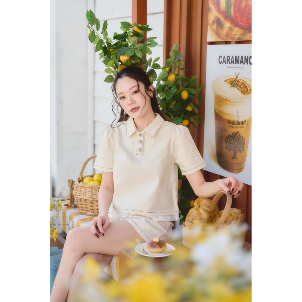 ร220 เอแคร์เซท” งานเซ็ทยีนส์ครีมเย็บด้ายน้ำตาล เสื้อแต่งระบายเล็กน้อย เกงมีเป๋าหัวใจ