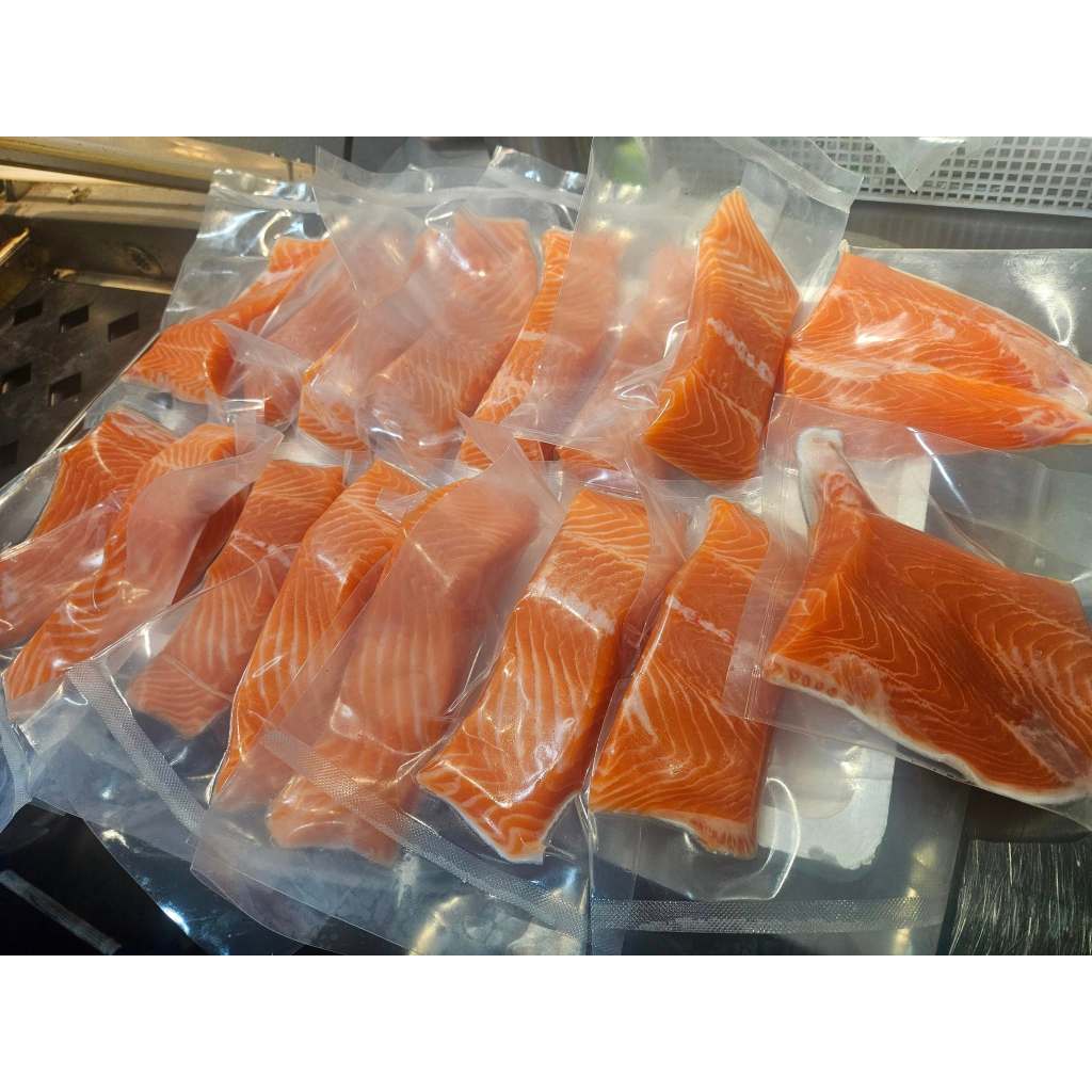 แซลม่อนครึ่งตัว 1.6 kg.  ตัดสเต็ก 8-10 ชิ้น