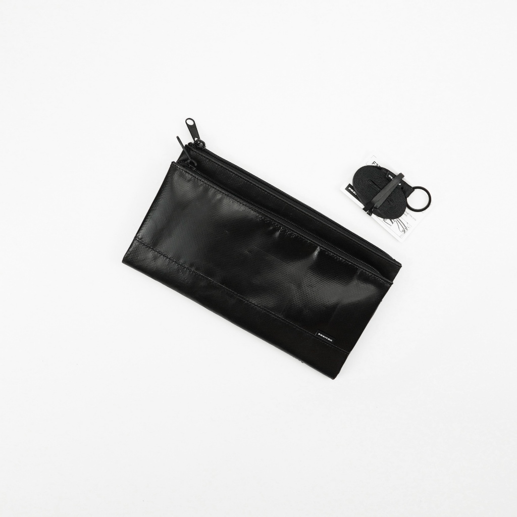 FREITAG F271 MASIKURA  ผ้าดำ ผ้าหนา ผ้าเงา แนวเนียนๆ ขรึมๆ มีช่องแบ่งใส่ของ 2 ช่อง กระเป๋าทรงกำลังดี