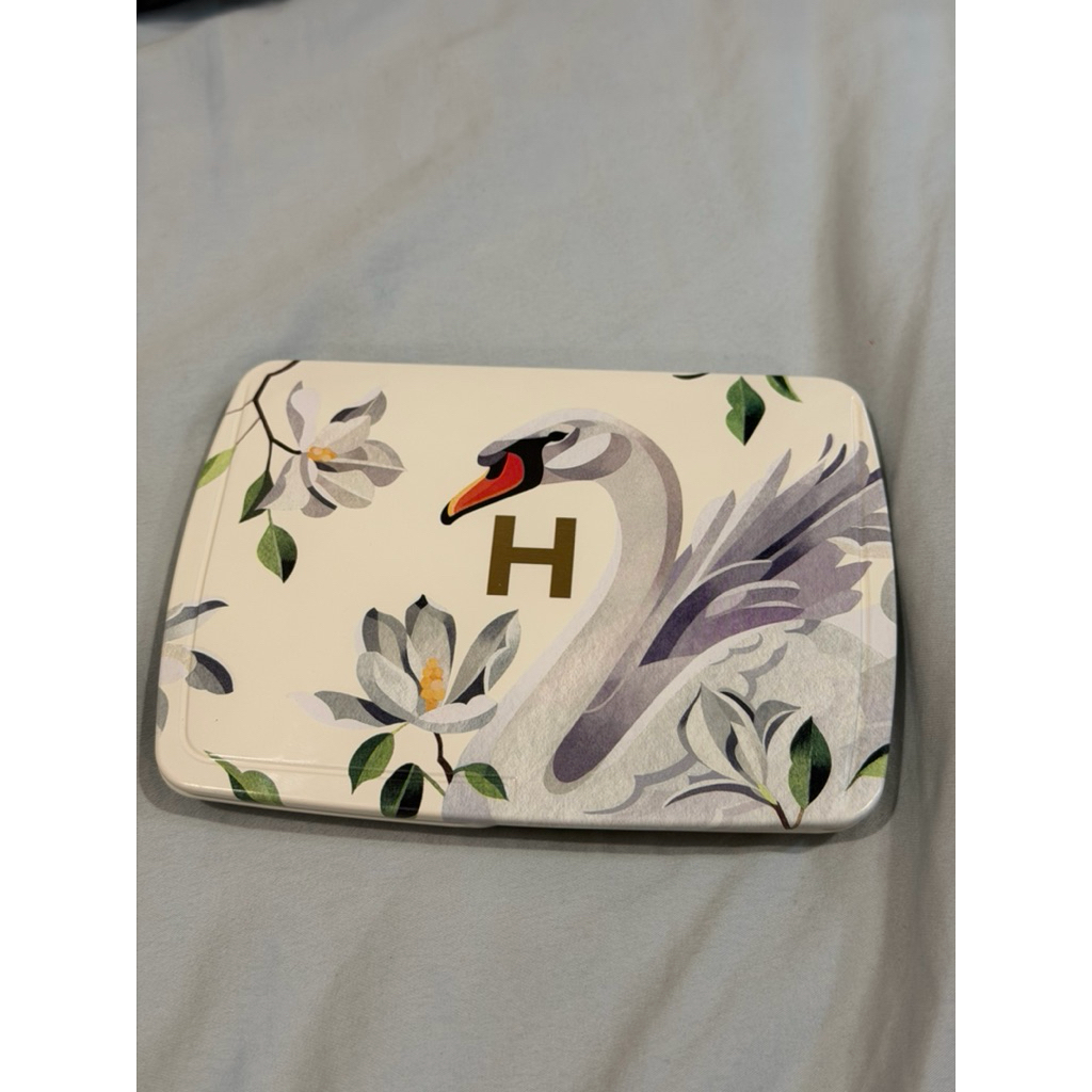 ไม่เคยใช้ขอส่งต่อค่ะ ใหม่!! Hourglass Swan ไม่เคยใช้ขอส่งต่อค่ะ