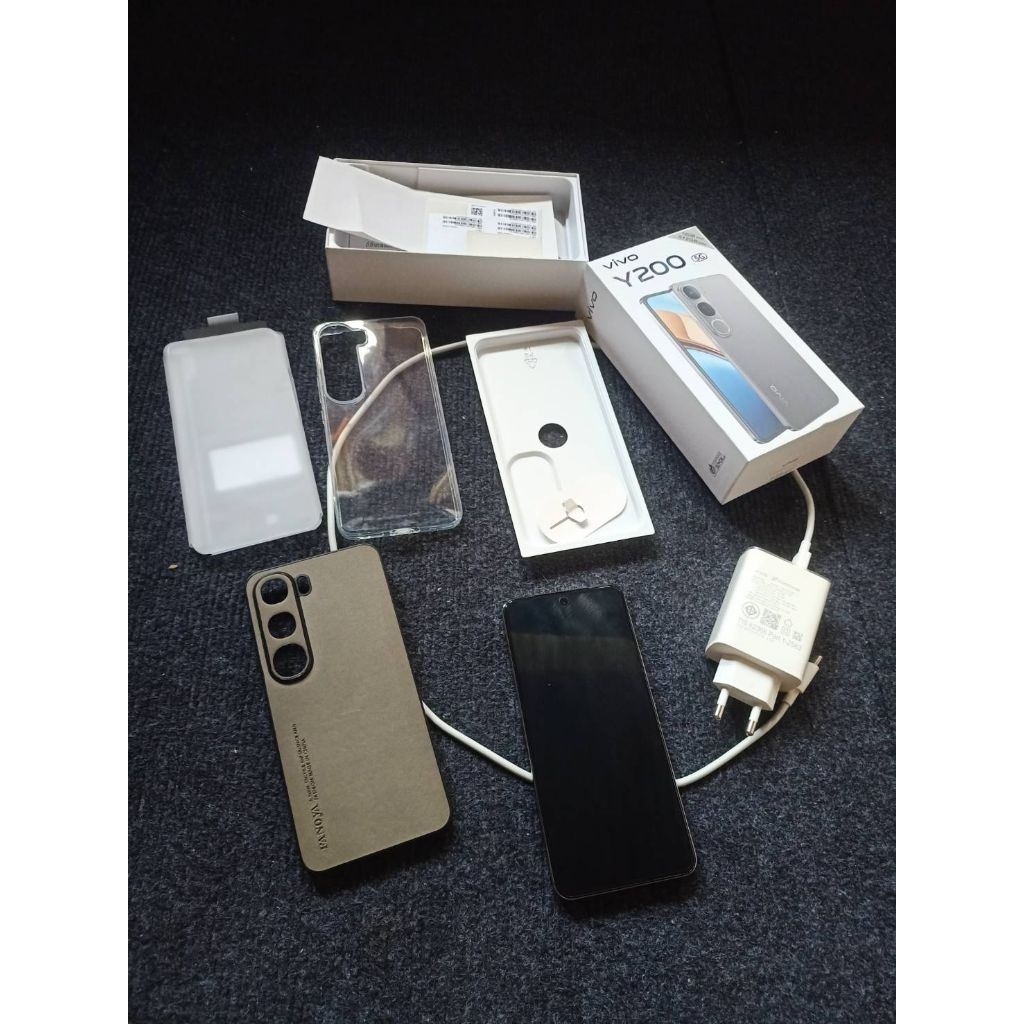 ขาย vivo y200 12/512 มือสอง ซื้อสดใช้เอง ไม่ติดล๊อคใดๆ ประกันศูนย์ถึง 21 ธันวาคม 2569