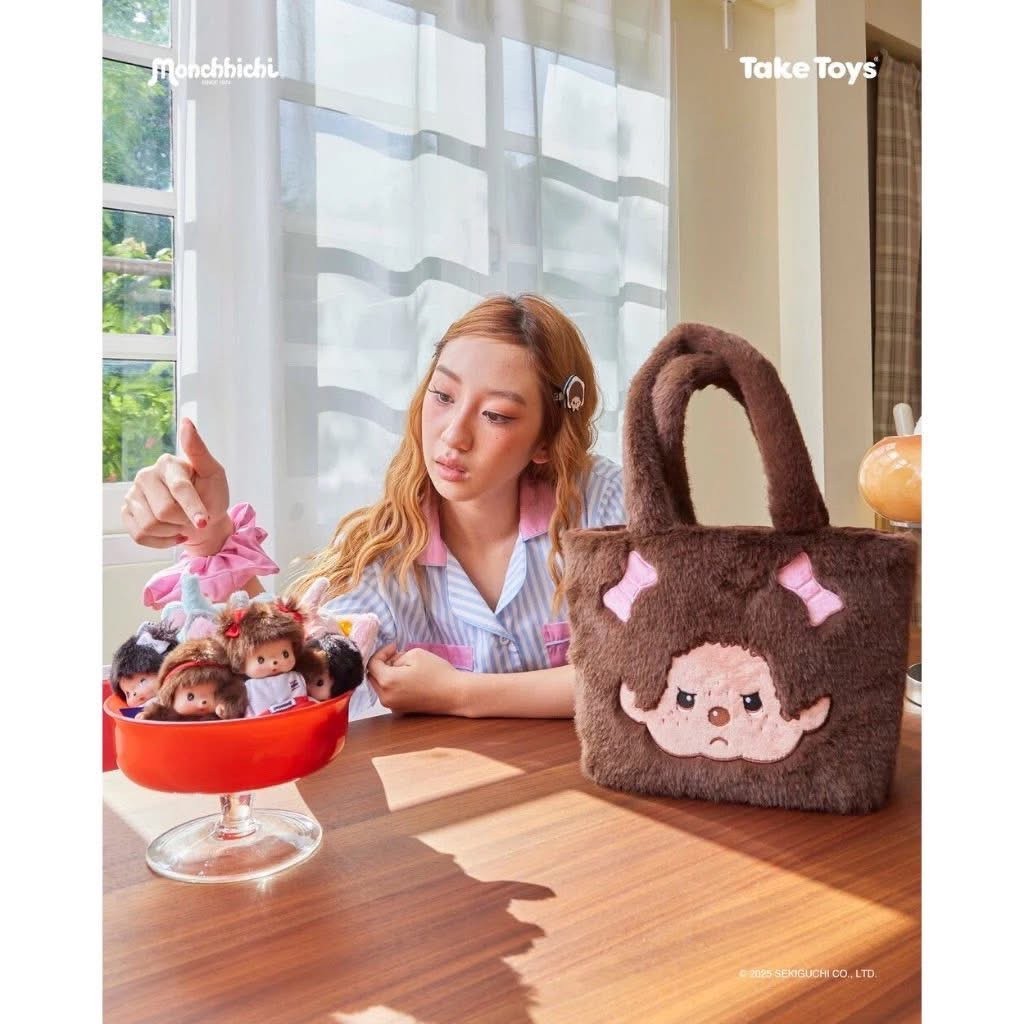 พร้อมส่ง 🇹🇭 กระเป๋าถือ ม่อนชิชิ ผ้าขนนุ่มนิ่ม 🧸🤎 ตรงหน้าน้องเป็นงานปัก (รูปสุดท้ายคืองานจริงจ้า)