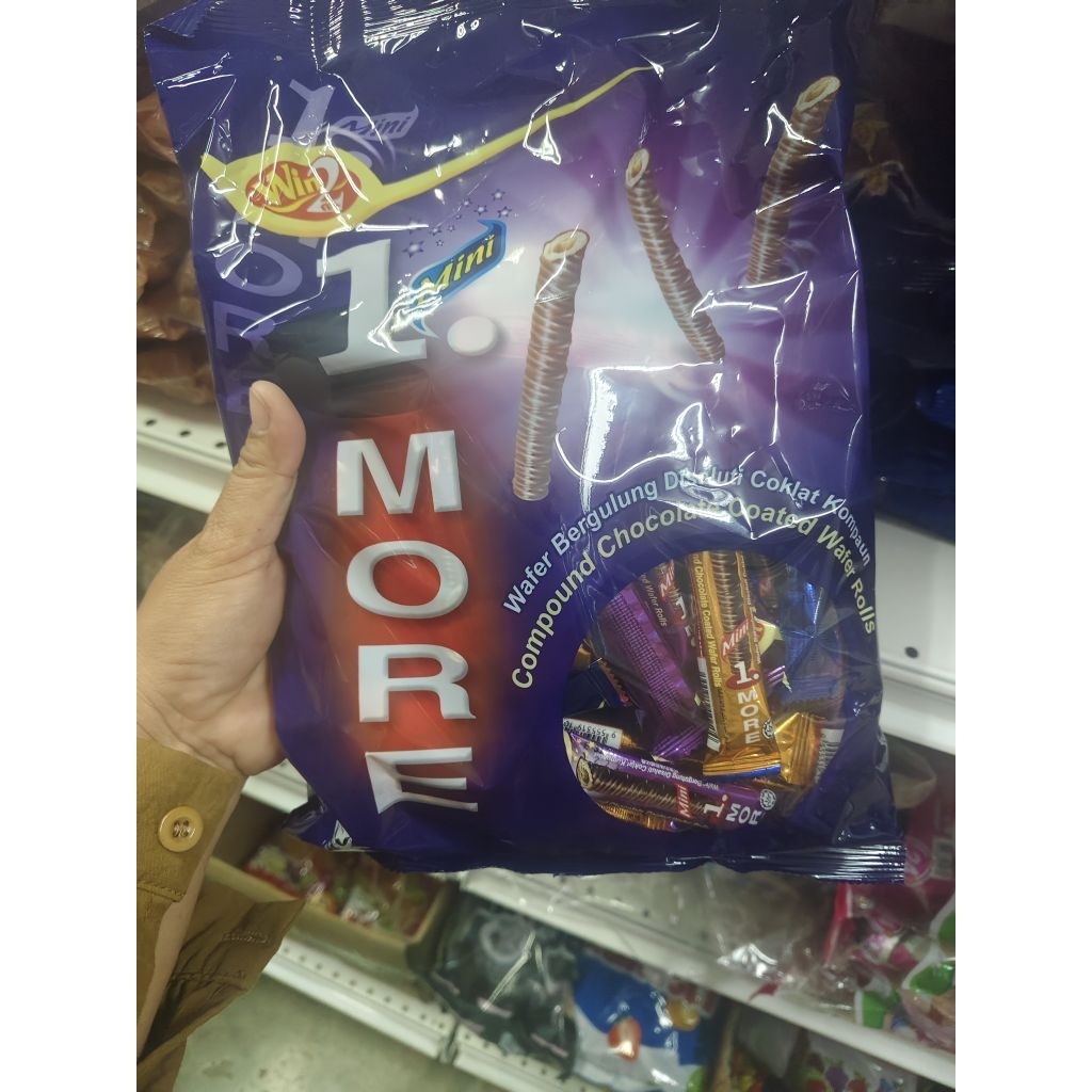 Win2 Mini 1 MORE Chocolate Coated Wafer Rolls เป็นขนมเวเฟอร์โรลเคลือบช็อกโกแลต