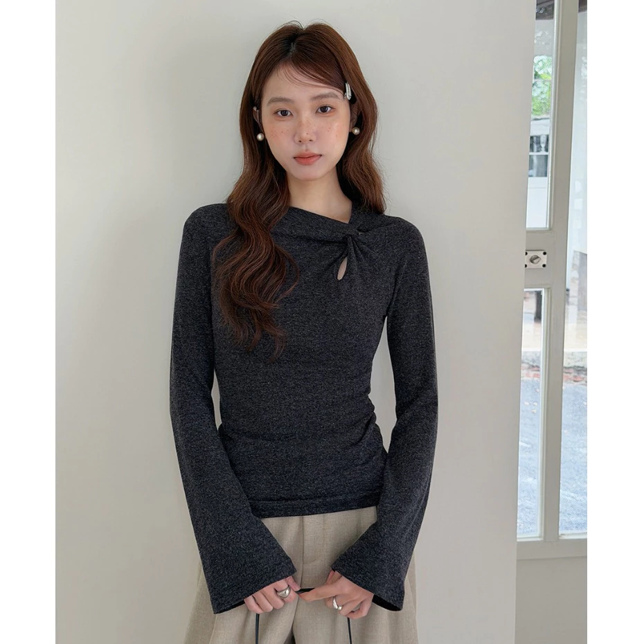 (พร้อมส่ง) Clothestoryy - Lin Long-Sleeved Shirt เสื้อยืดแขนยาว เจาะรู Twist คอ