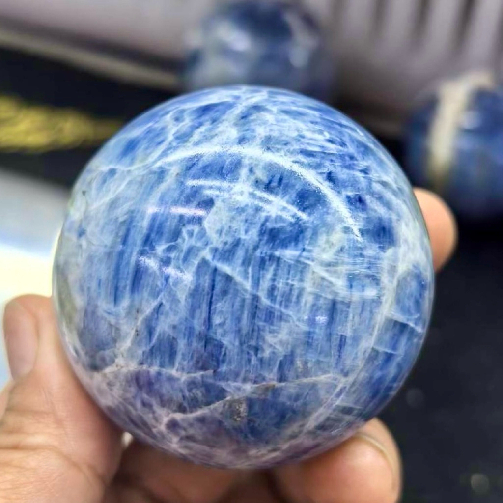 ลูกบอลหินไคยาไนต์สีน้ำเงิน (Blue Kyanite sphere)