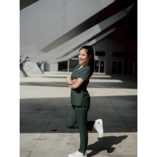 REKA SCRUBS - เสื้อคอวี สี Forest - BEATRIX (ชุดสครับแพทย์ พยาบาล พร้อมปักชื่อ)