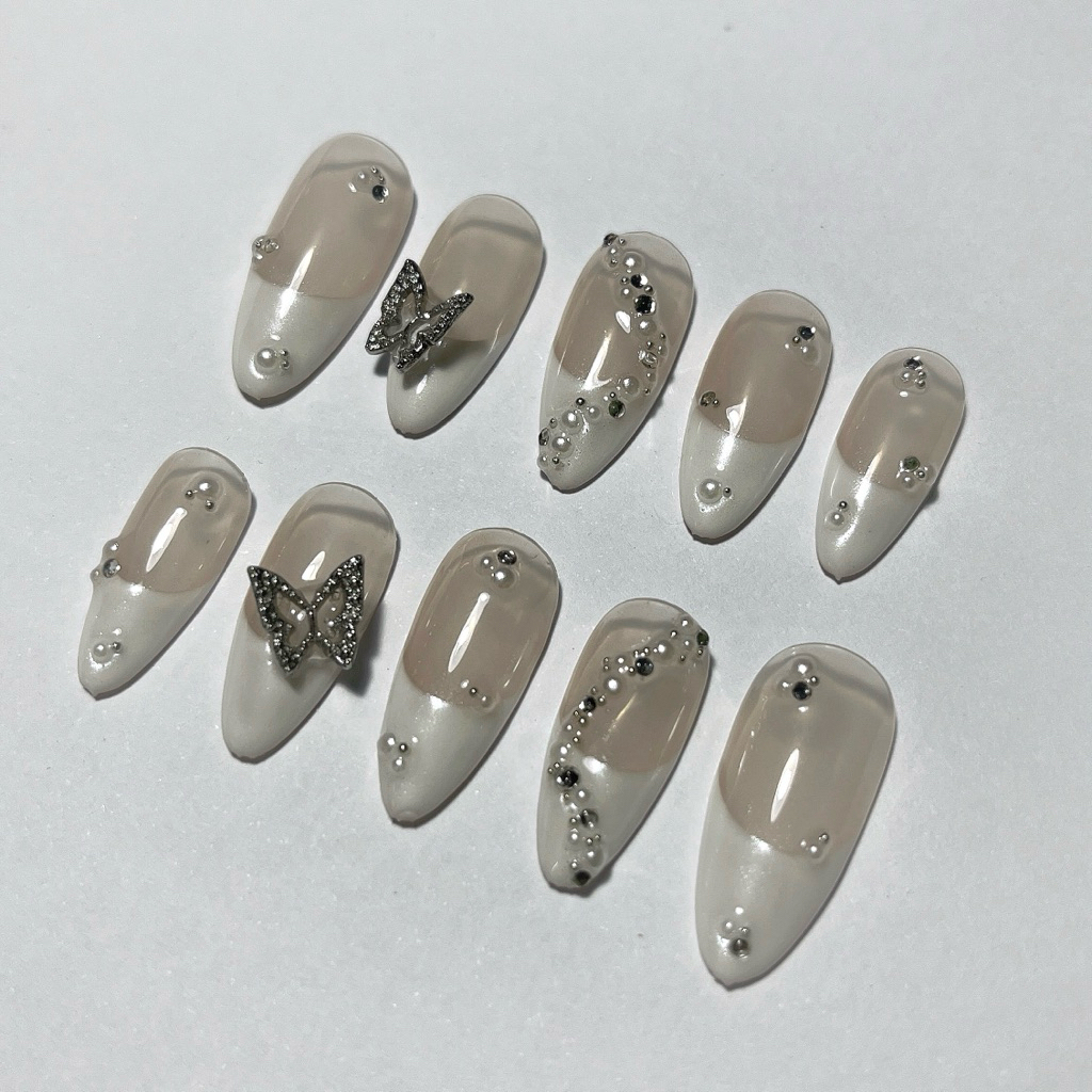 Ivory Crown - press on nails