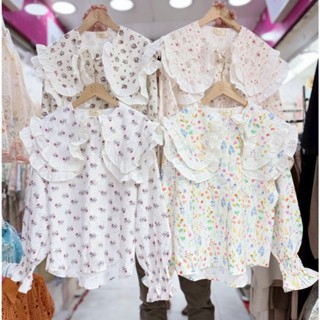 ป้าย Lilly เสื้อผ้าครัชพิมพ์ลายคอบัวปก 2 ชั้นระบายที่ปก อก 4…