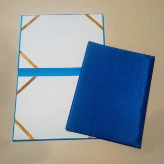 แฟ้ม/ปกผ้าไหม ขนาดกระดาษ A5 (15.5 × 22 cm) บุฟองน้ำ ใช้ใส่ปกวุฒิบัตร/ประกาศนียบัตร ด้านในมีริบบิ้นรัดมุม 4 มุม มีให้เลือ