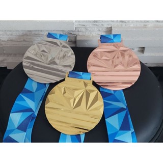 เหรียญรางวัลโลหะ 6.5 ซม.ลาย 3มิติ ติดสติ๊กเกอร์1ด้านพร้อมสาย…