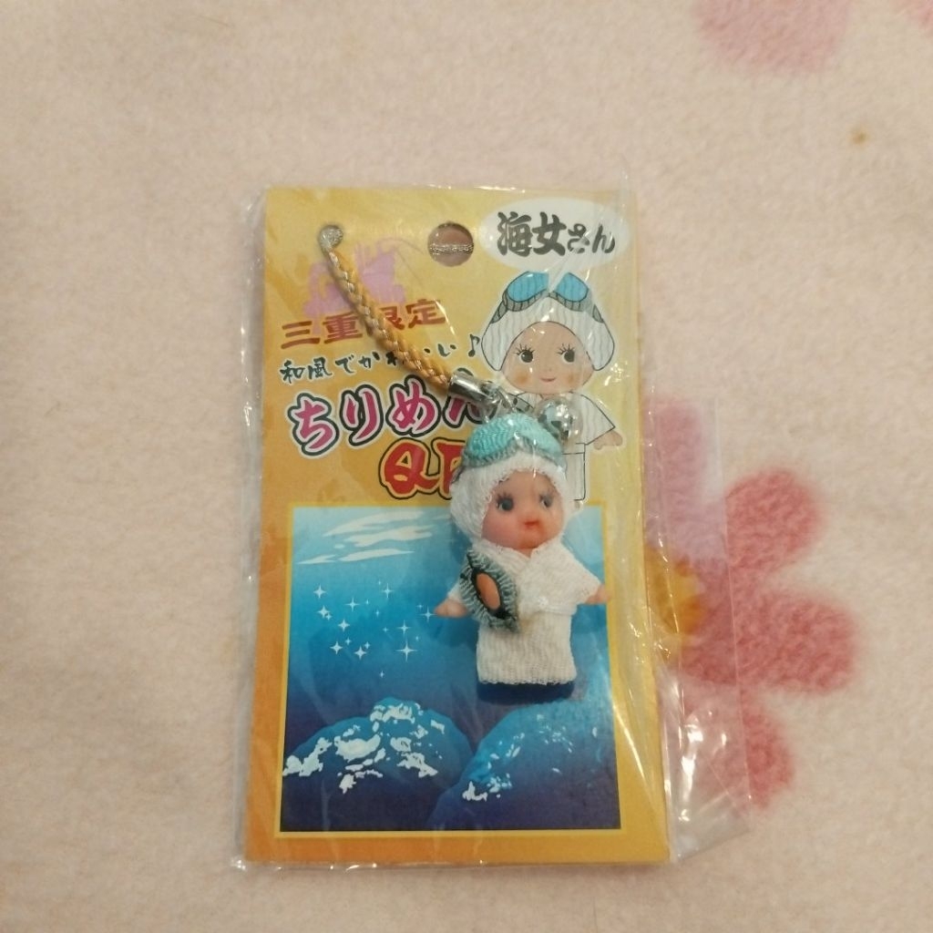 ตุ๊กตาคิวพี (Kewpie) รุ่น Gotochi Kewpie ซึ่งเป็นของที่ระลึกยอดนิยมจากญี่ปุ่น ในชุด อามะซัง