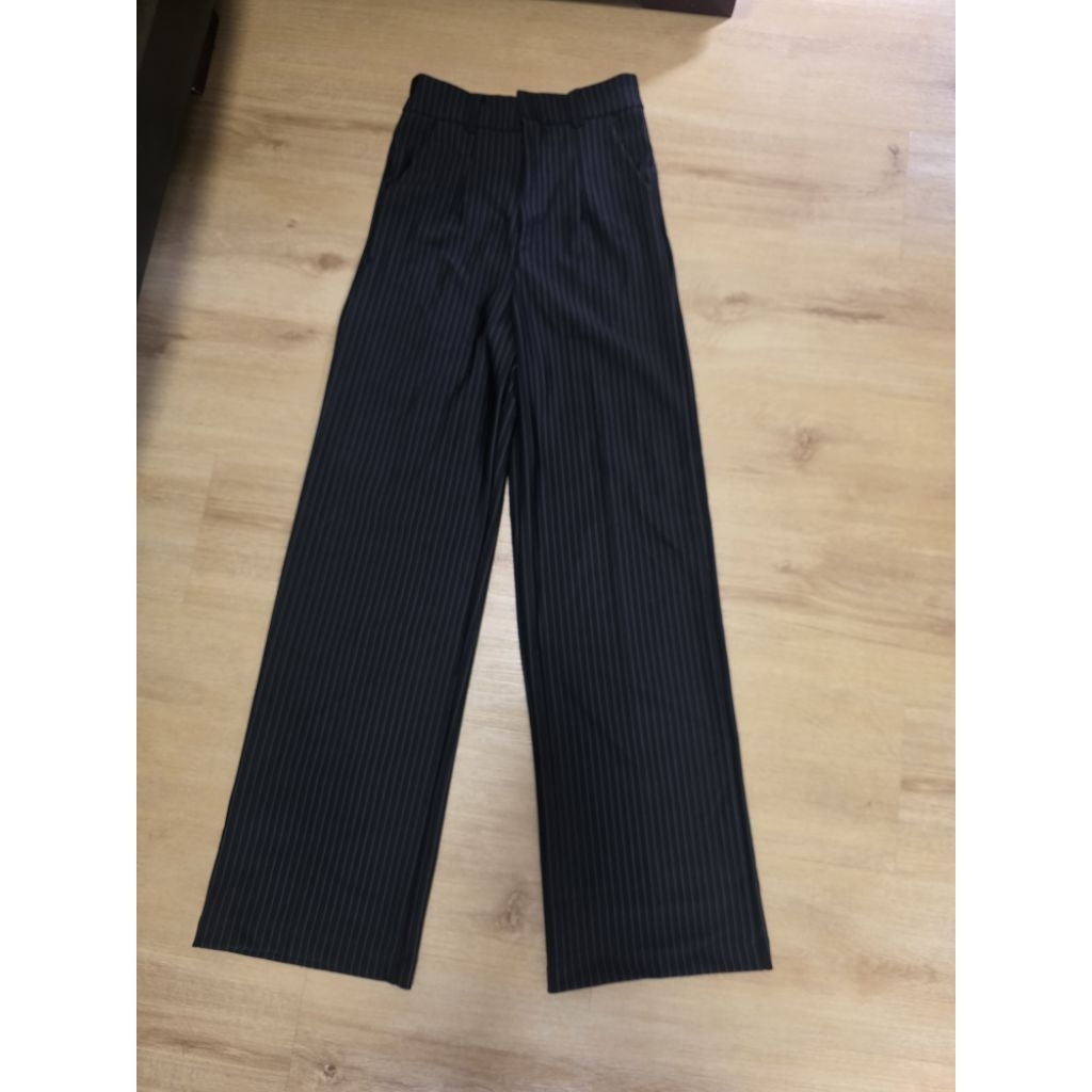 ส่งต่อ กางเกงเอวสูง Phomthong สีดำ เอว 26-27 สะโพก 38 ยาว 40 นิ้ว ใหม่มาก ภาพไม่ต้องรีด