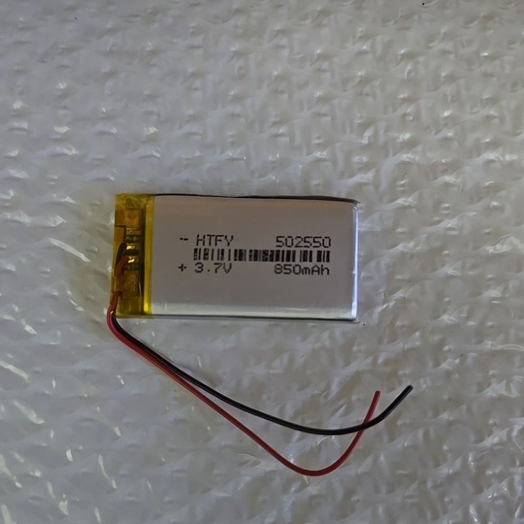3.7 โวลต์ (3.7V)ความจุ: 850 มิลลิแอมป์ชั่วโมง (850mAh) 502550 – โปรปัง